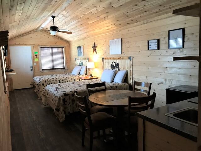 Cabin near Yellowstone sleeps 4