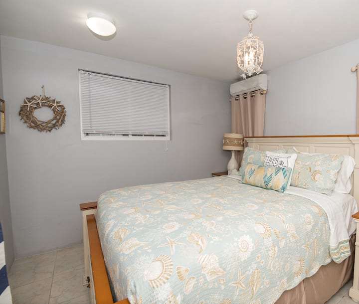 Оваа спална соба за гости е надвор од собата за игри и ужива во сопствената приватна бања.