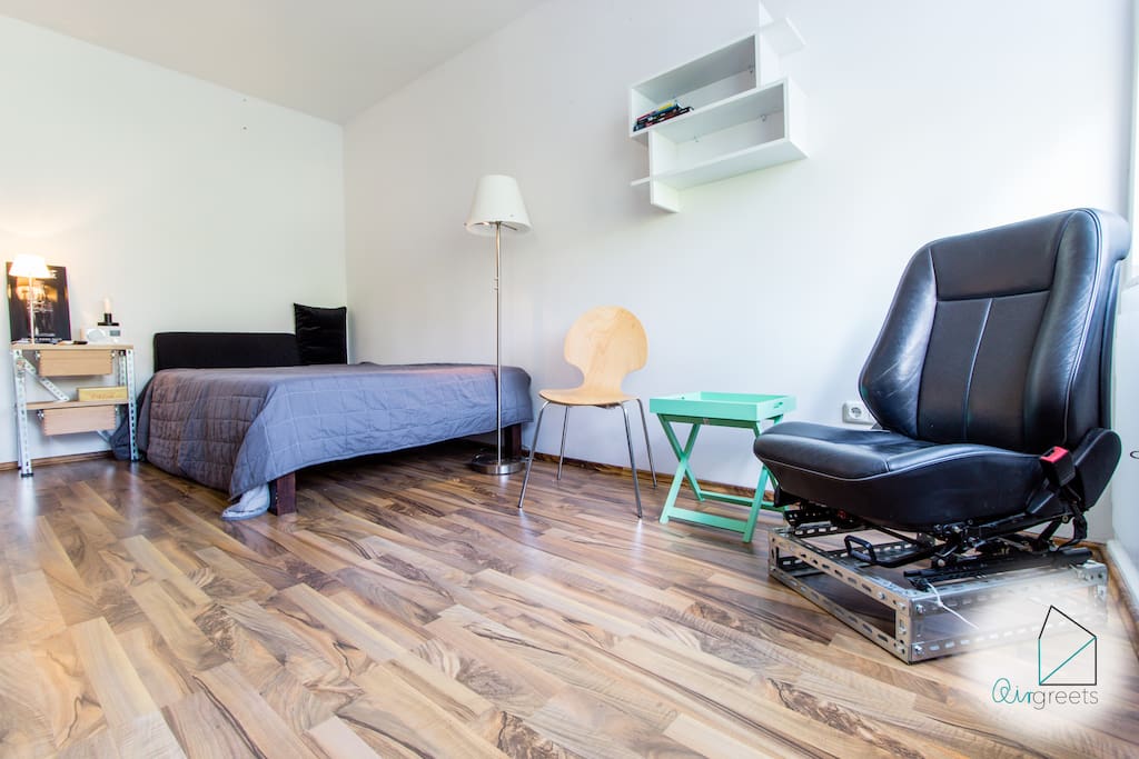 The light-flooded room is equipped with everything you need.