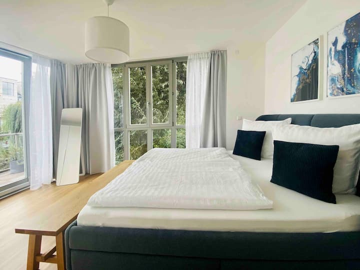 Спалня 1 със суперголямо двойно легло 180x200 см и достъп до балкон 