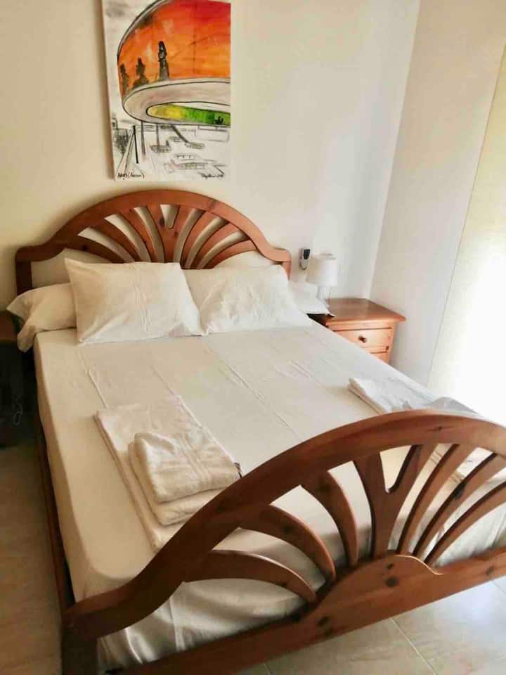 Главна спална соба со тераса и голем вграден плакар