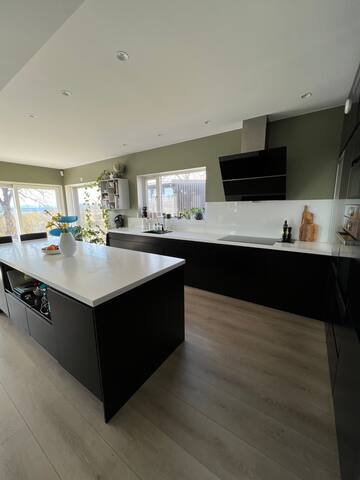 Family friendly home, pool and quiet neighborhood. gallery image 3