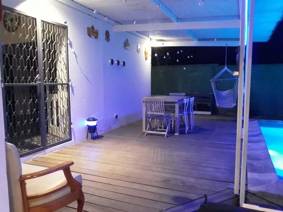 Espace détente devant la piscine