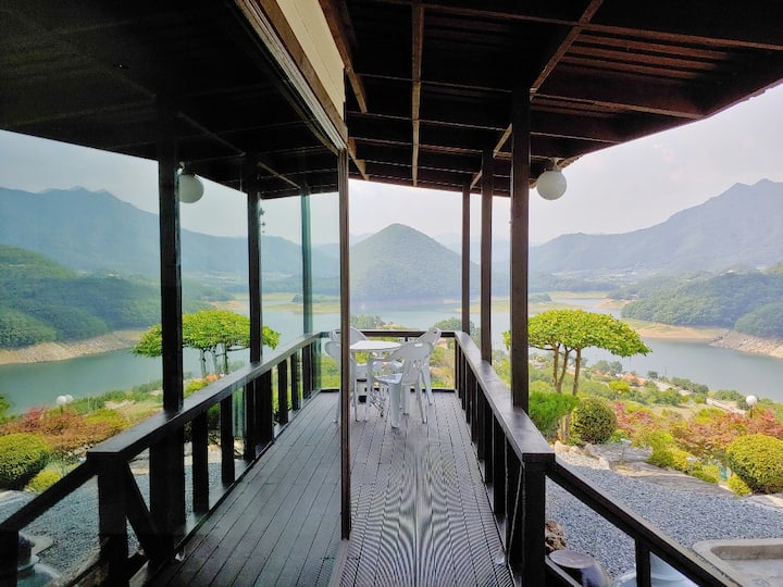 White house on the lake, Inhye Villa