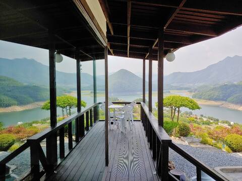 White house on the lake Inhye Villa