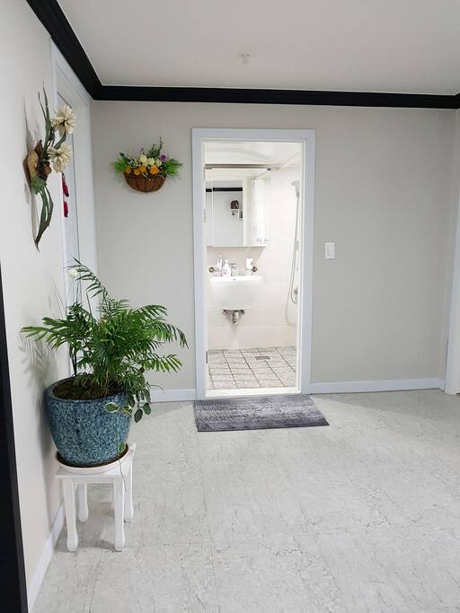 화장실 외부 (Bathroom)