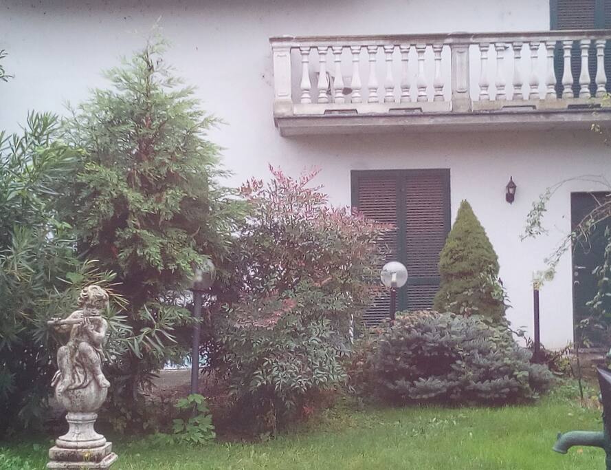 la struttura dal giardino