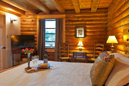 Cozy Log Cabin (Apt.) on Lookout Mountain