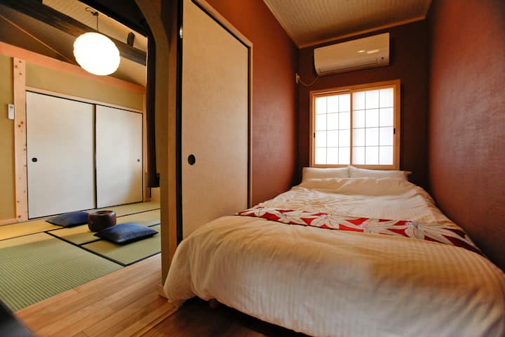 Skrytá spálňa vedľa izby v japonskom štýle na druhom poschodí