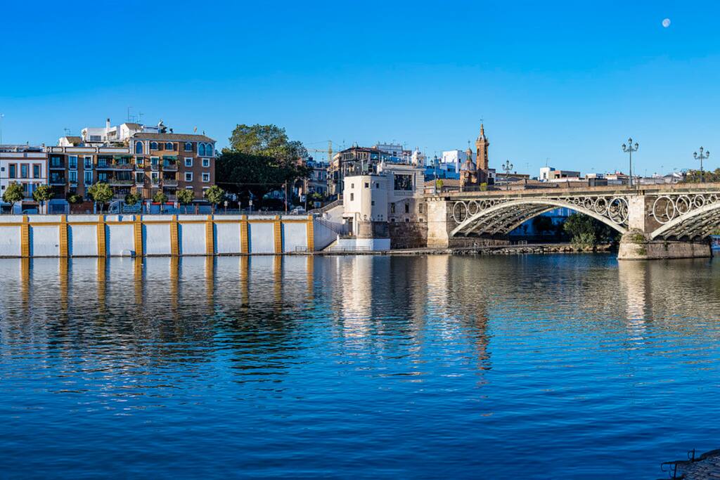 Calle Betis junto al puente de Triana