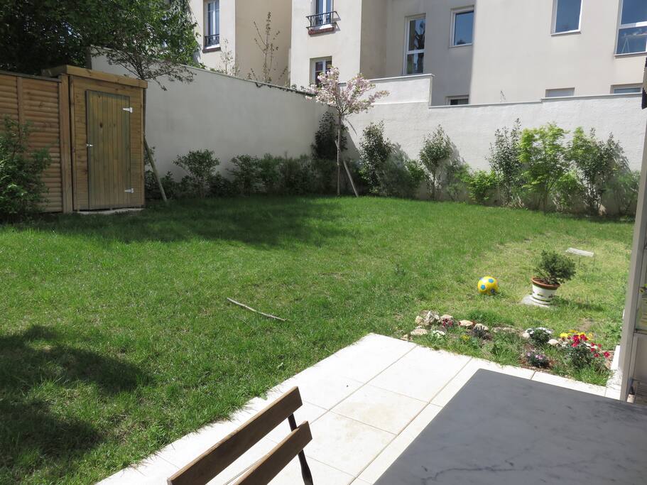 Elle montre que le jardin est à la fois ensoleillé et ombragé.