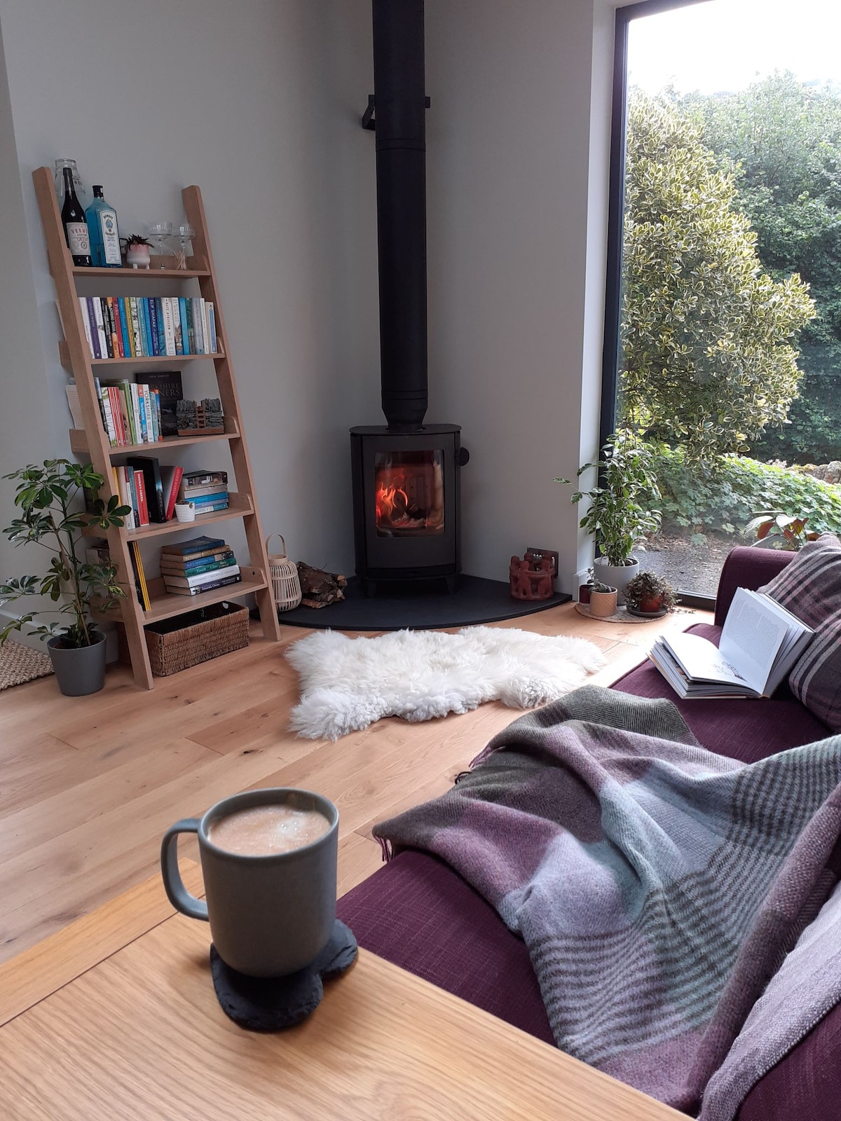 Po dni strávenom na kopcoch sa pritúlite a strávte útulný večer s knihou pred horákom na drevo...