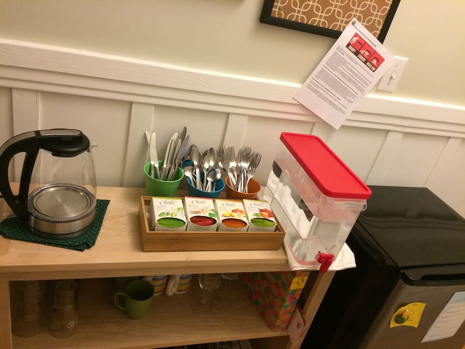Guests have access to a mini fridge, cups/mugs, utensils and a kettle in the hallway. There is no access to the kitchen.