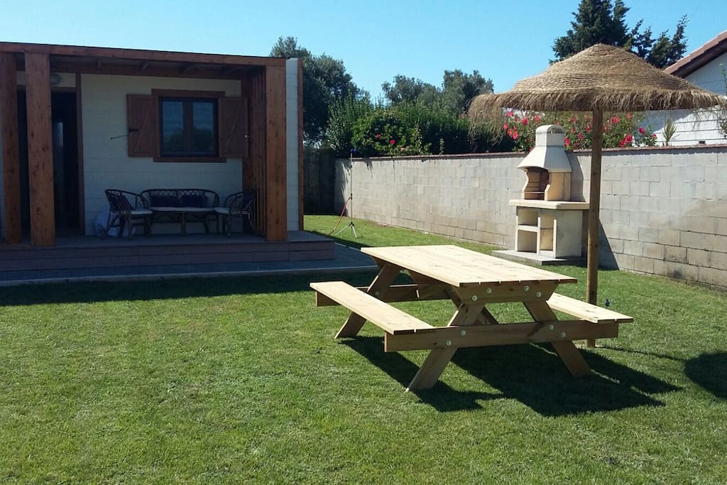 Jardín con barbacoa