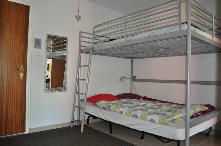 Dva bračna kreveta na kat s kliznim vratima omogućit će roditeljima da uživaju u mirnoj večeri