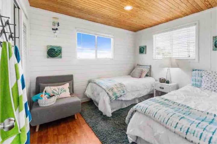 Спалнята има две единични легла и мек сгъваем стол/спално бельо със спално бельо и топ матрак за трето легло в стая 