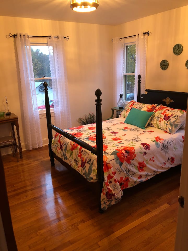 3号卧室带书桌的全尺寸床 