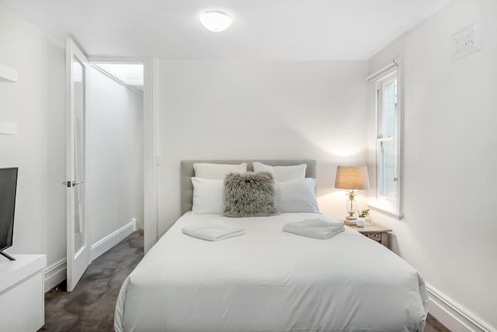 Habitación 2: cama tamaño queen.