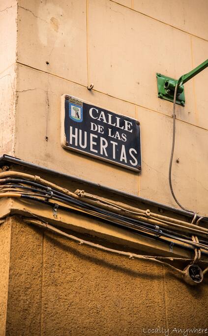ESPAÑOL: En la esquina de nuestra calle se encuentra la calle mas importante de El Barrio de Las Letras
ENGLISH: On the corner of our street is the most important street of El Barrio de Las Letras