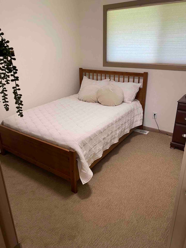 Obsahuje oddelenú posteľ, komodu, plnú skriňu, zatemňovacie závesy a stroj na výrobu bieleho hluku pre väčšie pohodlie.