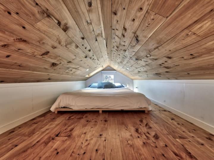 Kingsize bed with skylight to milkyway