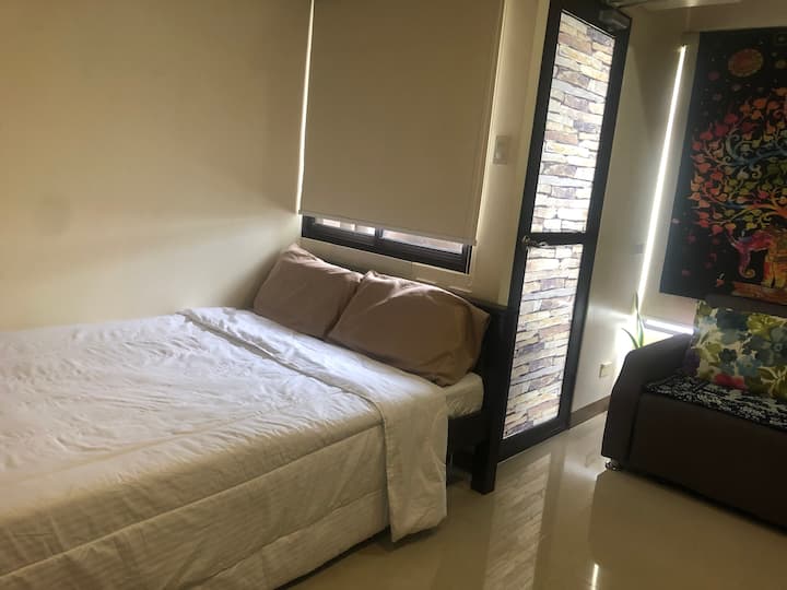 Med blockerade persienner för att förhindra att värmen kommer in under dagen och ger mörker under natten! 