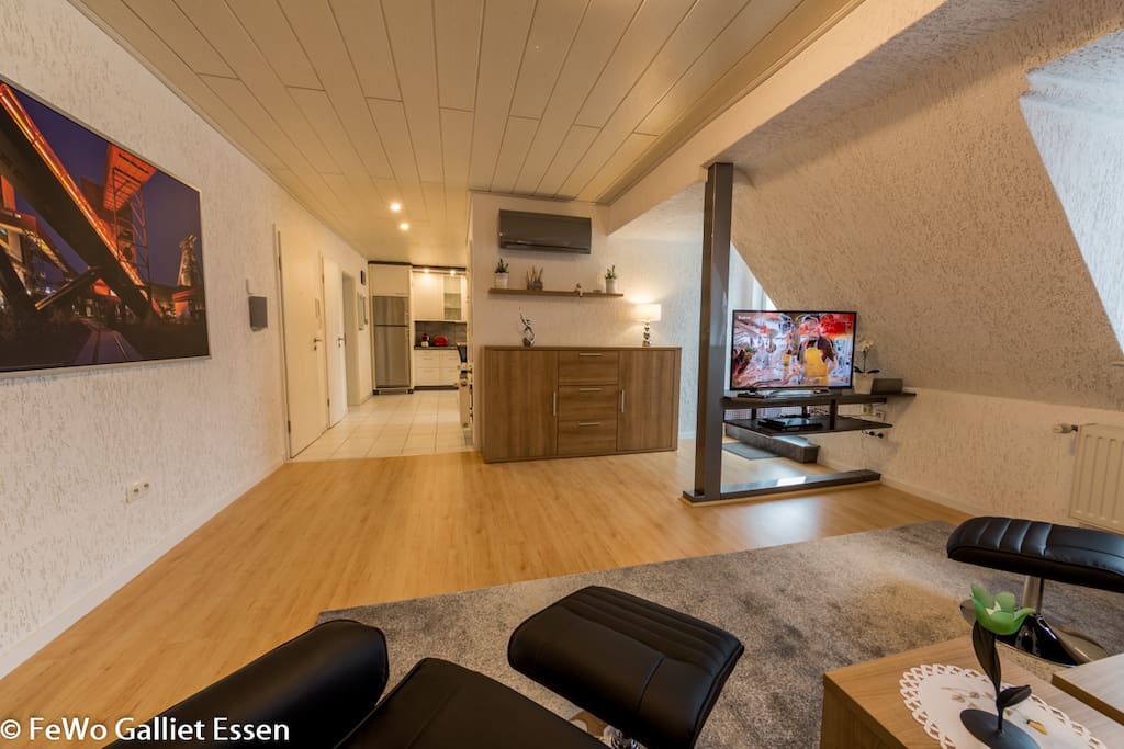 Wohnzimmer - Großer TV, BlueRay-Player, HiFi-Anlage etc.
