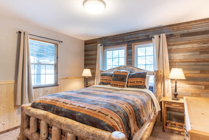 6号卧室配有全新的木床、床上用品和床单（ 2019年11月）。