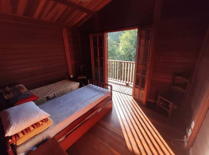 Dva kreveta za jednu osobu, od kojih je jedan pomoćni krevet