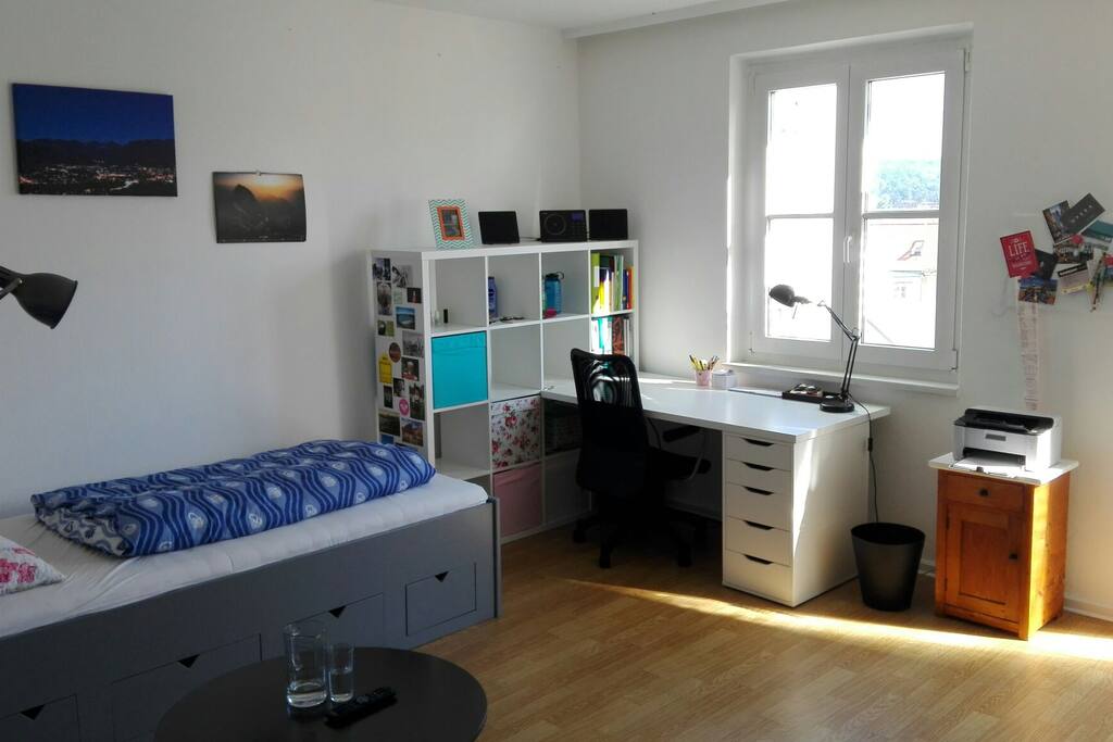 Zimmer 1 mit Balkon in den Hinterhof