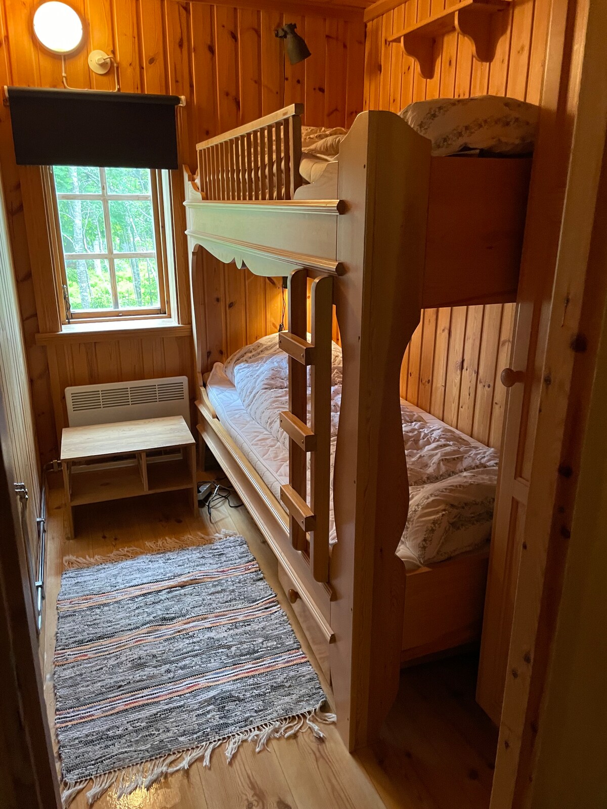 Spavaća soba 1 krevet na kat s ormarom i ladicom za upozorenje ispod kreveta. Na raspolaganju su jastuci i popluni