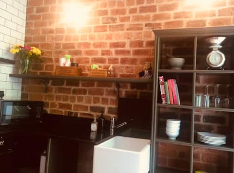 Successful Airbnb property: Stunning West End Studio Apartment in Partick & Kelvindale