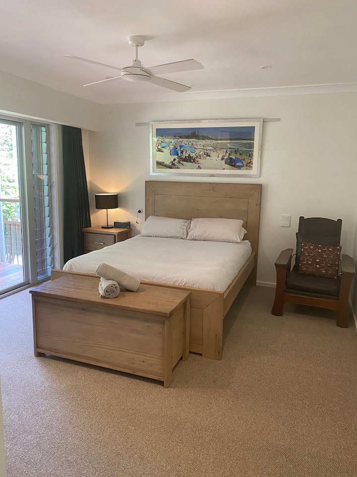 חדר שינה אחד עם מרפסת פרטית. ממוקמת למטה.