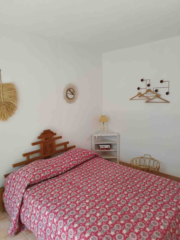 配有双人床的卧室，可俯瞰东露台的窗户 