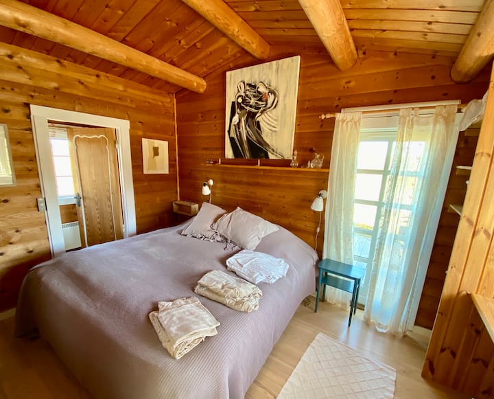 غرفة نوم رئيسية بسرير 180 × 200 سم وغرفة نوم صغيرة من الجانب.