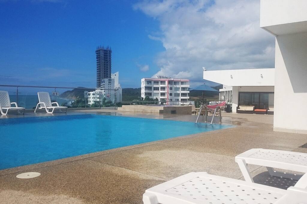 Vista a la terraza del penthouse con hamaca y sala exterior para 6 personas. Se puede ver que al frente del departamento se encuentra la piscina y jacuzzi exclusivo para los pisos de socios (últimos 2 pisos)
