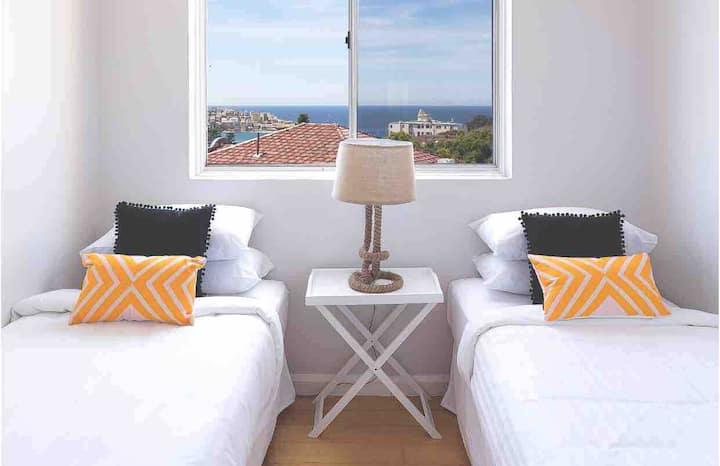 实际尺寸是BiGGER ，而不是这张照片。 它有一个全尺寸镜子内置衣柜+脚凳折叠床。 最多可入住3人。 

双层遮光窗帘，带遥控器，吊扇，睡觉舒适。 