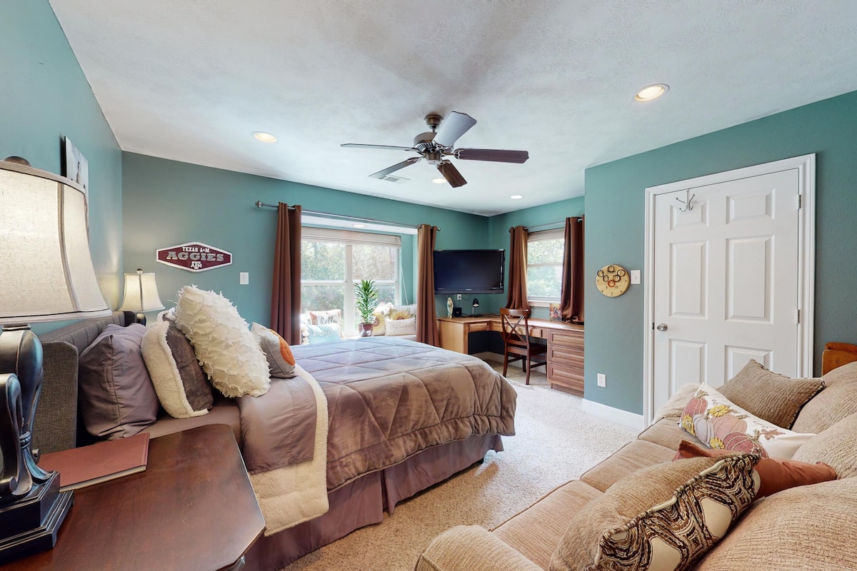 Queensize bed, bureau en bank