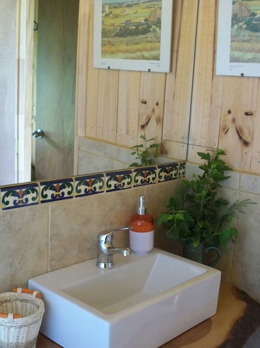 baño privado para la habitación triple y sus detalles