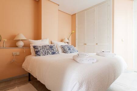 CON ENCANTO, JUNTO CATEDRAL Y REAL ALCÁZAR