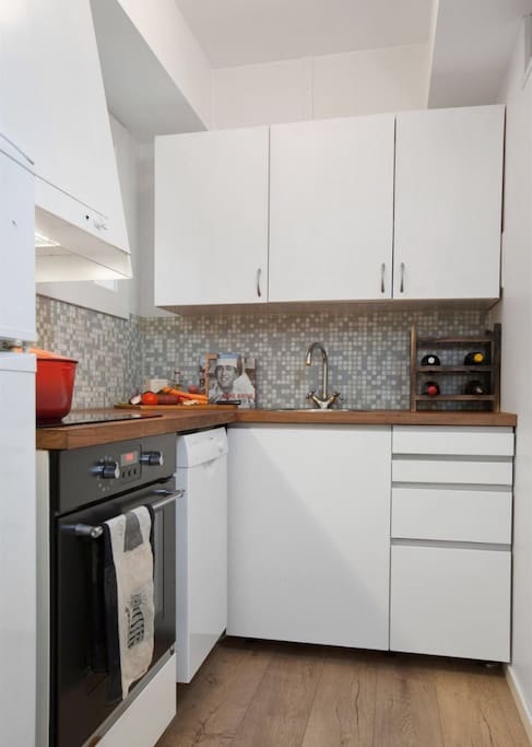 Lite men funksjonellt kjøkken. // Small but not cramped kitchen. Works wonderful for cooking nice dinners.