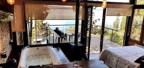 Warm cabin on the shores of the lake with hot tub