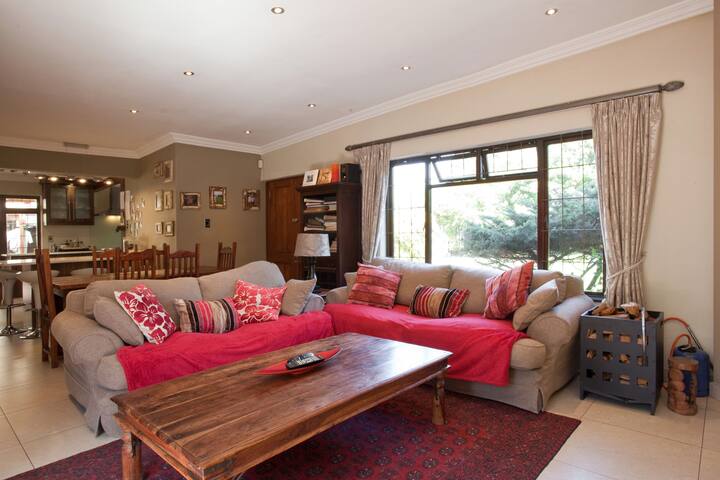 Lrge fam Home 2km Blouberg beach 4 bd 4 bth Slp 10 gallery image 4