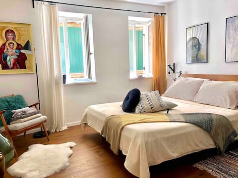 Bijou studio Tipitapi / steps from old town beach