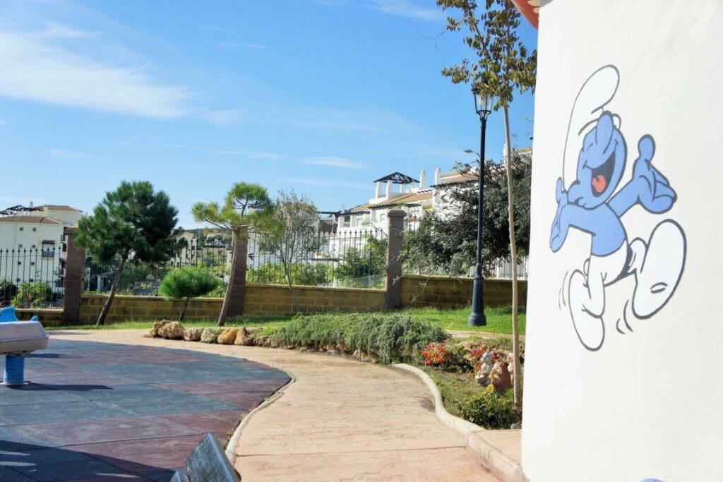 Plainde de jeu à côté du complexe