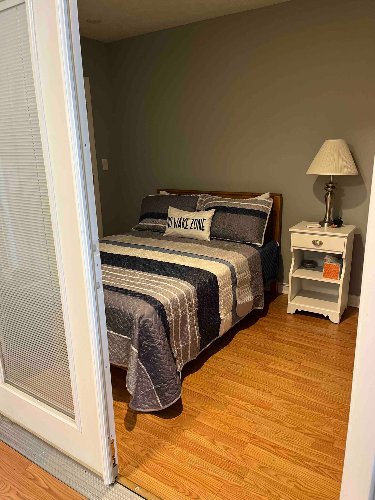 厨房外的一楼双人床