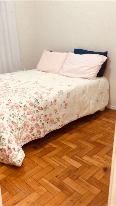 Cama (pode ser na lateral ou embaixo da janela -de frente- fica a critério do hóspede)