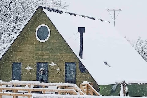 Wooden cottage "green house" in Bakuriani