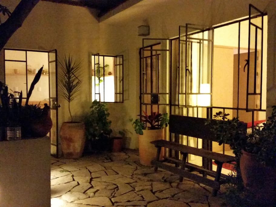 Vista de noche del exterior del departamento // The apartment seen from the outside by night.