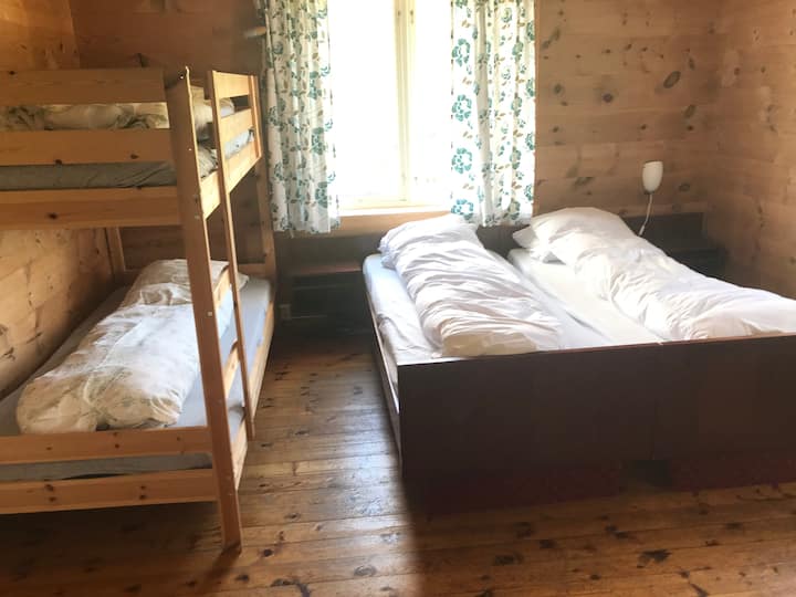Deux chambres avec lit superposé et lit double dans les deux (huit lits ensemble) Les vêtements de lit et les serviettes sont inclus dans le prix